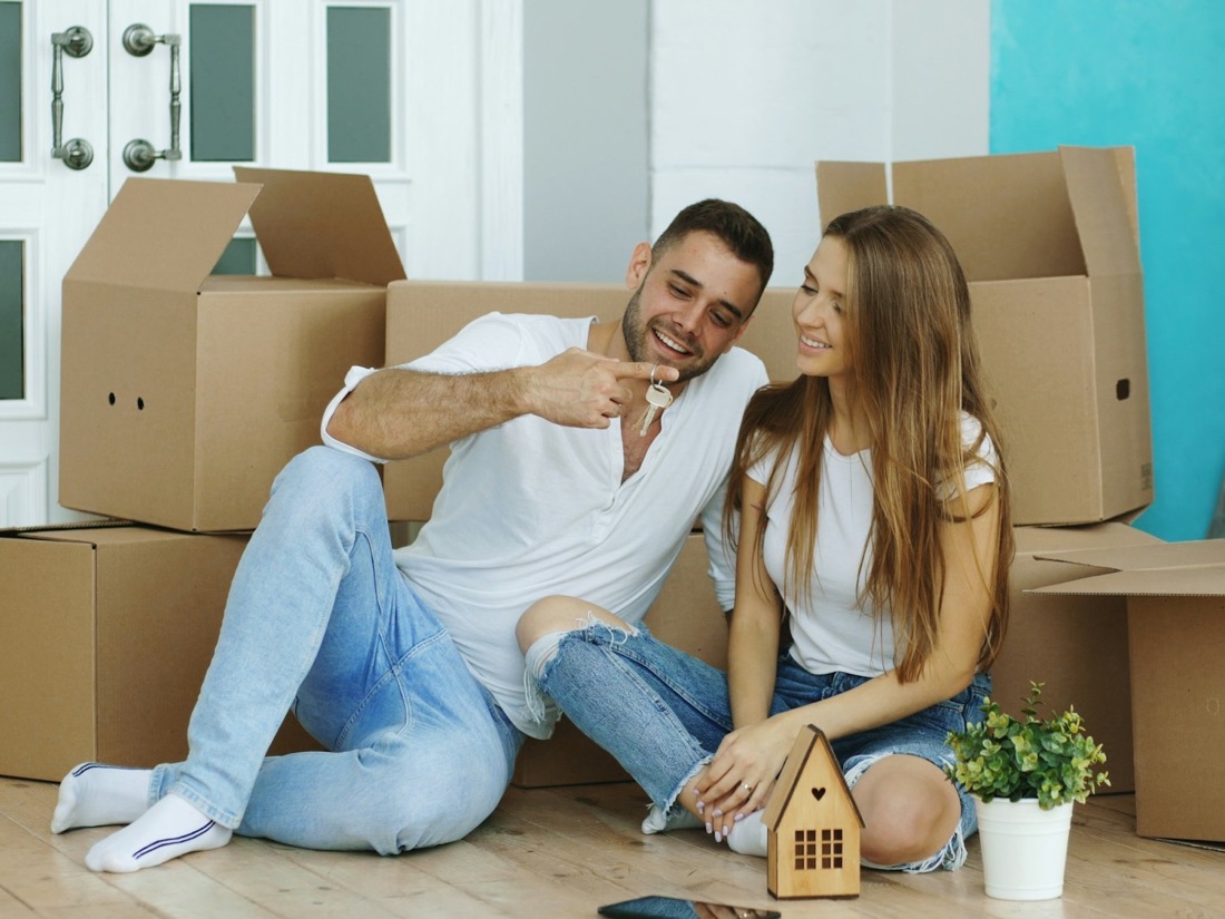 Junges Paar mit Umzugskartons in der neuen Wohnung